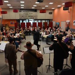 Cameron spoort publiek aan